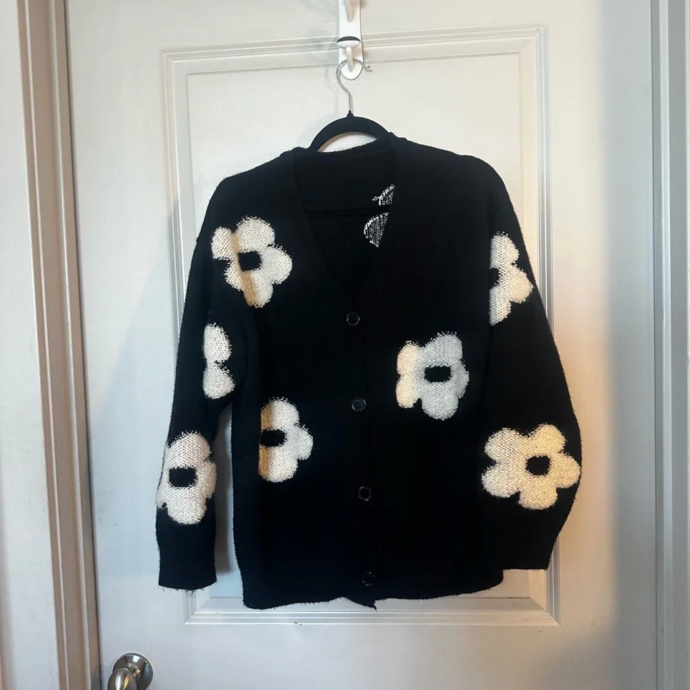 Commense Floral Daisy Black & White Fuzzy Cozy Button Up Cardigan Sweater, Small